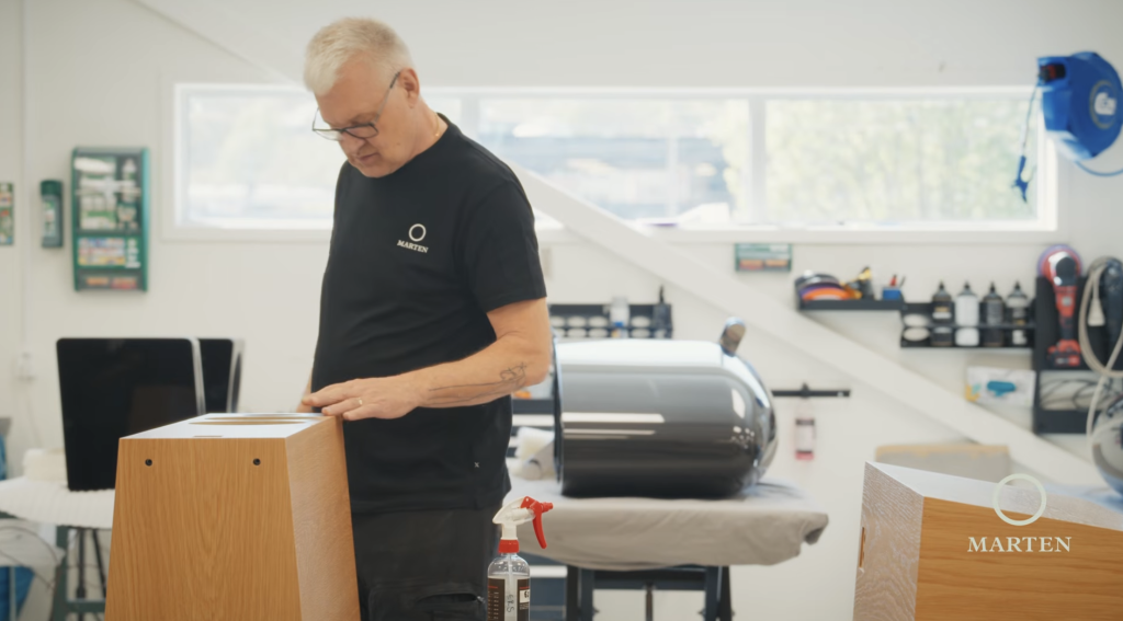 Anders, maestro ensamblador de Marten Speakers, construyendo un Marten Dexter Trio en la fábrica de Suecia.