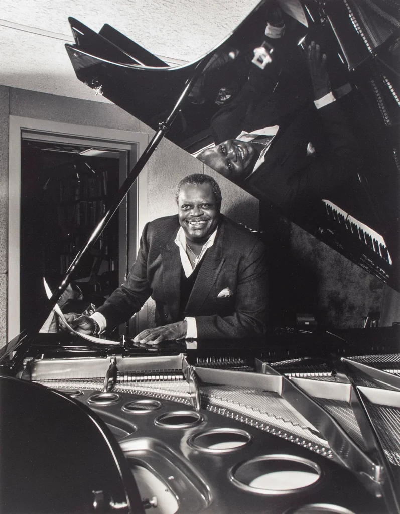 Oscar Peterson junto a su piano | Audio Reference